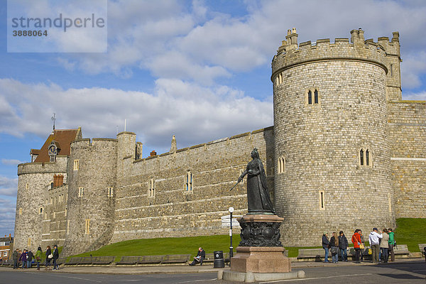 Statue der Königin Victoria vor dem Curfew Tower Glockenturm und der Westmauer des Schloss Windsor  Windsor  Berkshire  England  Vereinigtes Königreich  Europa