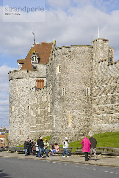 Curfew Tower Glockenturm und Westmauer des Schloss Windsors  Windsor  Berkshire  England  Vereinigtes Königreich  Europa