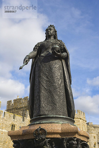 Statue der Königin Victoria  Schloss Windsor  Windsor  Berkshire  England  Vereinigtes Königreich  Europa
