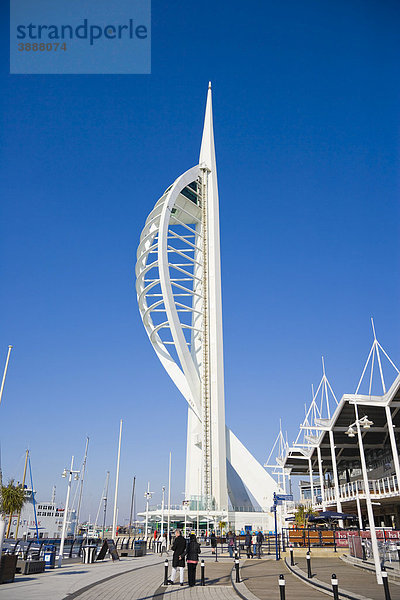 Spinnaker Tower Turm direkt am Wasser  Gunwharf Quays Kai  Portsmouth  Hampshire  England  Großbritannien  Europa
