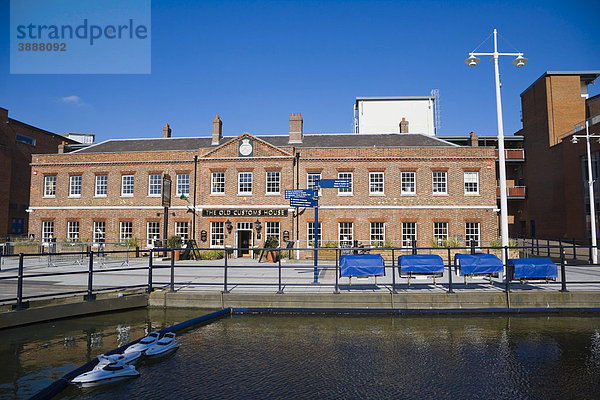 Old Customs House Wirtshaus  The Canalside Wohnkomplex  Gunwharf Quays Kai  Portsmouth  Hampshire  England  Großbritannien  Europa