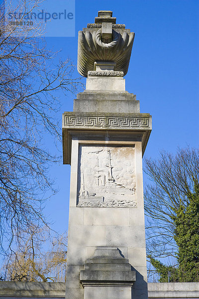 Kriegsdenkmal Cenotaph War Memorial  1. Weltkrieg  Guildhall Square Platz  Portsmouth  Hampshire  England  Großbritannien  Europa