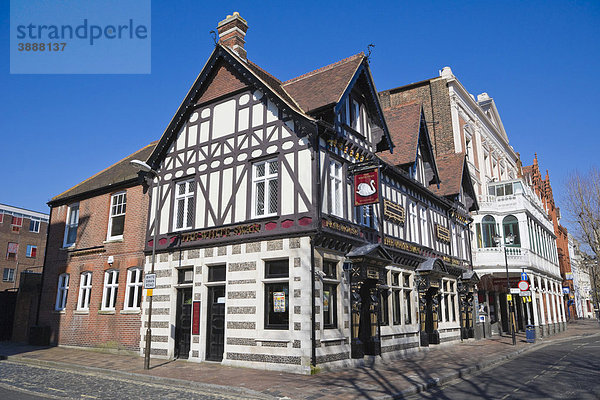 The White Swan Pub Wirtshaus  Wetherspoon Brauerei  Guildhall Walk  Portsmouth  Hampshire  England  Großbritannien  Europa