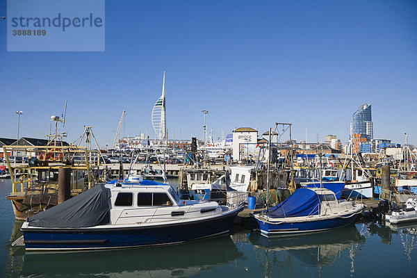 Inner Camber Dock  Inneres Hafenbecken mit Brückentaverne  vor Spinnaker Tower und Number One Tower oder Lipstick Tower  Portsmouth  Hampshire  England  Vereinigtes Königreich  Europa