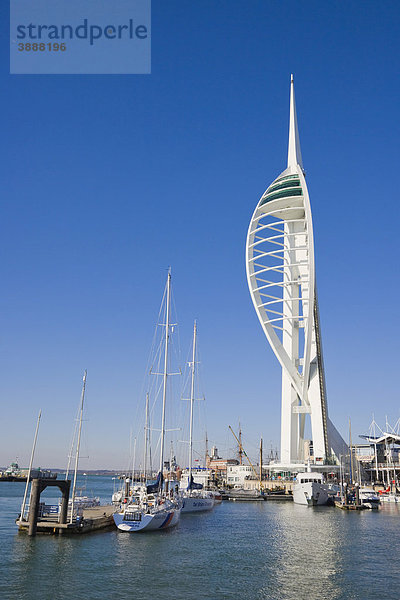 Spinnaker Tower und Gunwharf Yachthafen  Gunwharf Quays Hafenbecken  Portsmouth  Hampshire  England  Vereinigtes Königreich  Europa