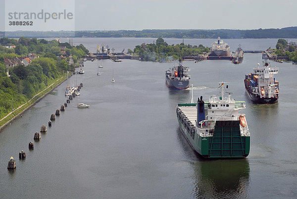 Schiffsverkehr an der Schleuse Holtenau  Nord-Ostsee-Kanal  Kiel  Schleswig-Holstein  Deutschland  Europa