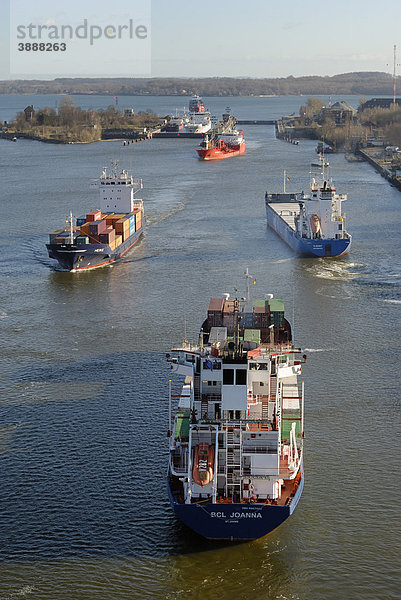 Schiffsverkehr an der Schleuse Holtenau  Nord-Ostsee-Kanal  Kiel  Schleswig-Holstein  Deutschland  Europa