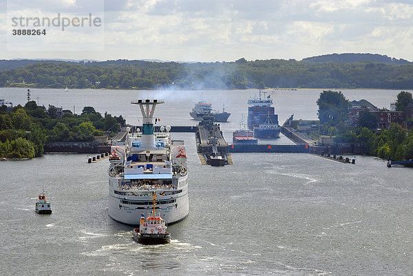 Kreuzfahrtschiff bei der Einfahrt in die Schleuse Holtenau  Nord-Ostsee-Kanal  Kiel  Schleswig-Holstein  Deutschland  Europa