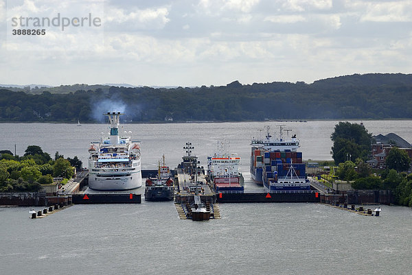 Schiffsverkehr an der Schleuse Holtenau  Nord-Ostsee-Kanal  Kiel  Schleswig-Holstein  Deutschland  Europa