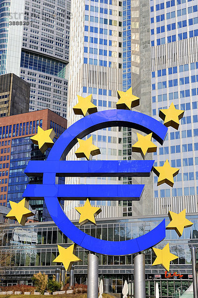 Eurosymbol vor dem Eurotower in Frankfurt am Main  Hessen  Deutschland  Europa