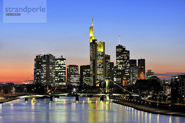 Die Frankfurter Skyline von Osten mit der Flößerbrücke und Domturm rechts  Frankfurt am Main  Hessen  Deutschland  Europa
