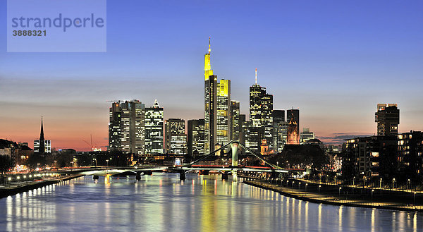 Die Frankfurter Skyline von Osten mit der Flößerbrücke  Frankfurt am Main  Hessen  Deutschland  Europa