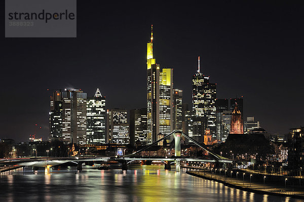 Die Frankfurter Skyline von Osten mit der Flößerbrücke  Frankfurt am Main  Hessen  Deutschland  Europa