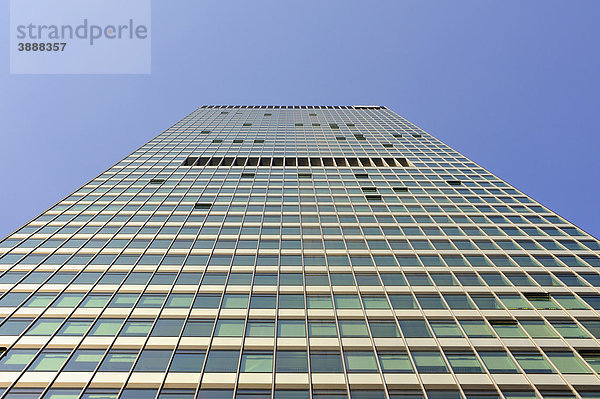 Die 142 Meter hohe Glasfassade des City-Hochhauses oder Selmi Hochhauses gehört der DZ Bank  Frankfurt am Main  Hessen  Deutschland  Europa