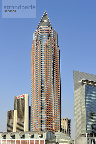 Der 257 Meter hohe Messeturm  links daneben das 159 Meter hohe Westend Gate in der Innenstadt von Frankfurt am Main  Hessen  Deutschland  Europa