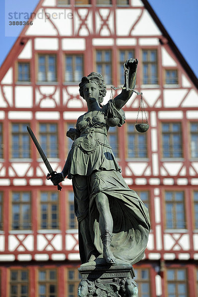 Göttin Justitia als Brunnenfigur auf dem Gerechtigkeitsbrunnen in der Mitte vom Römerberg in der Altstadt von Frankfurt am Main  Hessen  Deutschland  Europa