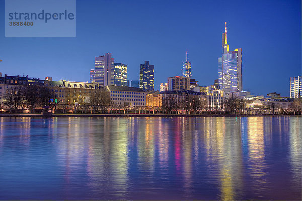 Abendstimmung  Skyline  Frankfurt  Hessen  Deutschland  Europa