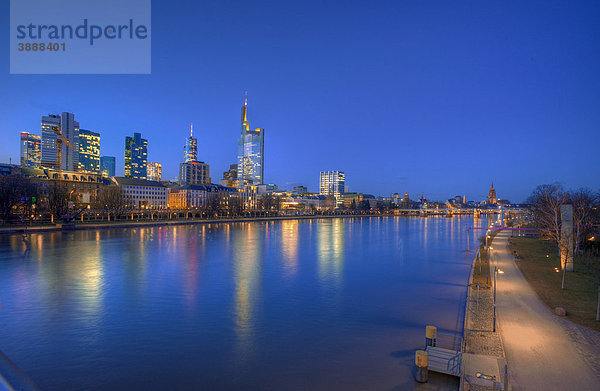 Abendstimmung  Skyline  Frankfurt  Hessen  Deutschland  Europa