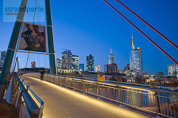 Abendstimmung  Skyline  Holbeinsteg  Fußgängerbrücke  Frankfurt  Hessen  Deutschland  Europa
