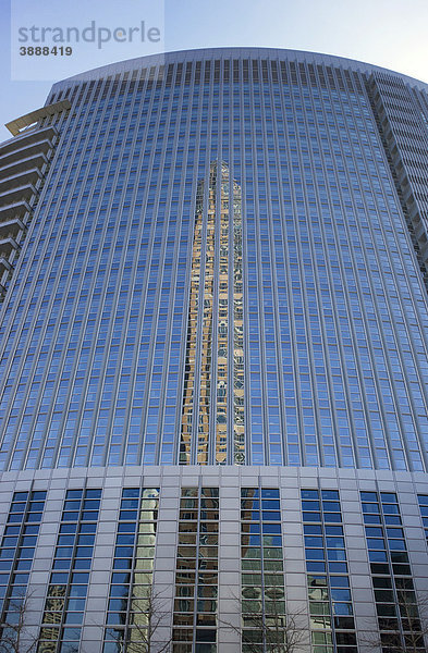 Messeturm spiegelt sich in den Scheiben der Commerzbank  Messe  Frankfurt  Hessen  Deutschland  Europa