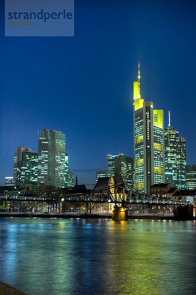 Skyline im Abendlicht  Banken  Commerzbank  Fluss Main  Frankfurt  Hessen  Deutschland  Europa