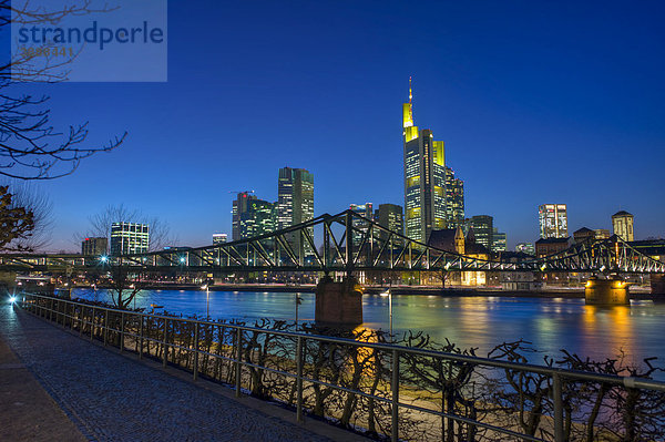 Skyline im Abendlicht  Banken  Commerzbank  Fluss Main  Frankfurt  Hessen  Deutschland  Europa