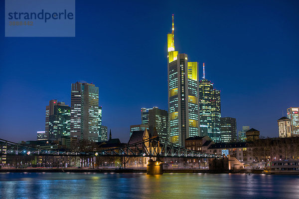 Skyline im Abendlicht  Banken  Commerzbank  Fluss Main  Frankfurt  Hessen  Deutschland  Europa
