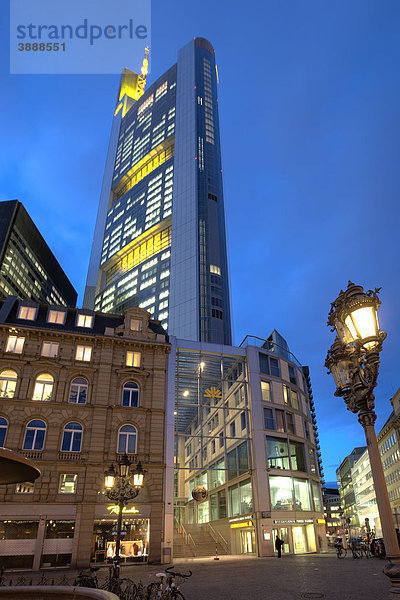 Blick auf die Commerzbank  Frankfurt  Hessen  Deutschland  Europa