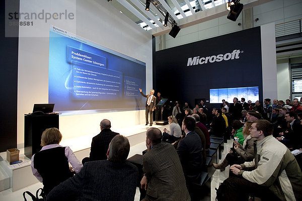Vortrag auf dem Messestand der Firma Microsoft  Internationale Computermesse CEBIT  Hannover  Niedersachsen  Deutschland  Europa