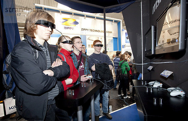 Besucher schauen einen Film mit 3D Technik  Internationale Computermesse CEBIT  Hannover  Niedersachsen  Deutschland  Europa