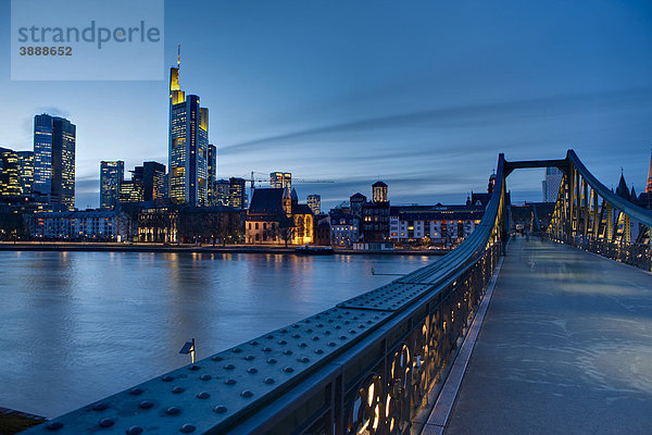 Blick vom Eisernen Steg auf die Skyline von Frankfurt  Commerzbank  EZB  Opernturm  Frankfurt  Hessen  Deutschland  Europa