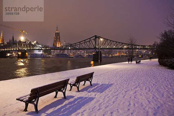 Blick auf den Eisernen Steg  Schnee in der Luft  Frankfurt  Hessen  Deutschland  Europa