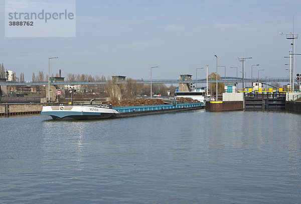 Frachtschiff mit Schrott beladen aus Offenbach kommend verlässt die Staustufe Offenbach in Richtung Frankfurt am Main  Schleuse  Main  Offenbach  Hessen  Deutschland  Europa