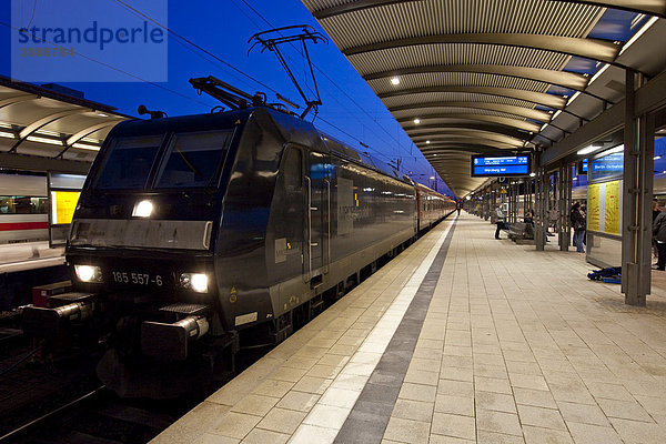 Ein Regionalzug steht in der Dämmerung am Gleis am Hauptbahnhof  Frankfurt am Main  Hessen  Deutschland  Europa