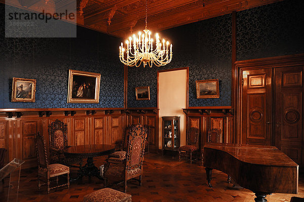 Wohnzimmer  1910  mit Kerzenleuchter im Schweriner Schloss  1845 bis 1857 im romantischen Historismus errichtet  LennÈstraße 1  Schwerin  Mecklenburg-Vorpommern  Deutschland  Europa