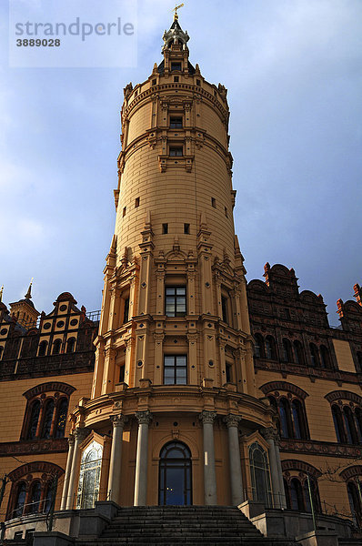 Turm zur Parkseite des Schweriner Schlosses  1845 bis 1857 im romantischen Historismus errichtet  LennÈstraße 1  Schwerin  Mecklenburg-Vorpommern  Deutschland  Europa