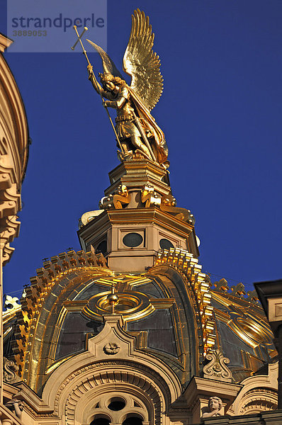 Blick auf die Goldene Kuppel des Schweriner Schlosses  1845 bis 1857 im romantischen Historismus errichtet  gegen blauen Himmel  LennÈstraße 1  Schwerin  Mecklenburg-Vorpommern  Deutschland  Europa