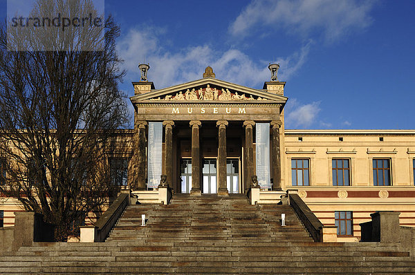 Staatliches Museum gegen Wolkenhimmel  neoklassizistischer Stil 1882 eingweiht  Alter Garten  Schwerin  Mecklenburg-Vorpommern  Deutschland  Europa