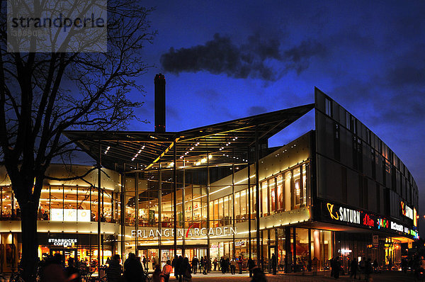 Erlanger Arcaden Einkaufszentrum bei Nacht  hinten rauchender Schornstein des Heizkraftwerkes  Henkestraße  Erlangen  Mittelfranken  Bayern  Deutschland  Europa