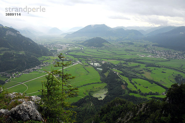 Blick vom Tressenstein ins Ennstal  Landschaft um Grimming Berg  Salzkammergut  Liezen  Steiermark Alpen  Österreich  Europa
