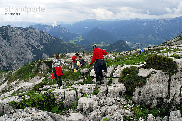 Wanderer im Naturschutzgebiet  Landschaft am Loser Berg  Altaussee  Bad Aussee  Ausseerland  Totes Gebirge  Salzkammergut  Steiermark Alpen  Österreich  Europa