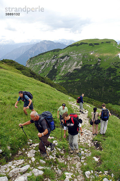 Wanderer im Naturschutzgebiet  Landschaft am Loser Berg  Altaussee  Bad Aussee  Ausseerland  Totes Gebirge  Salzkammergut  Steiermark Alpen  Österreich  Europa