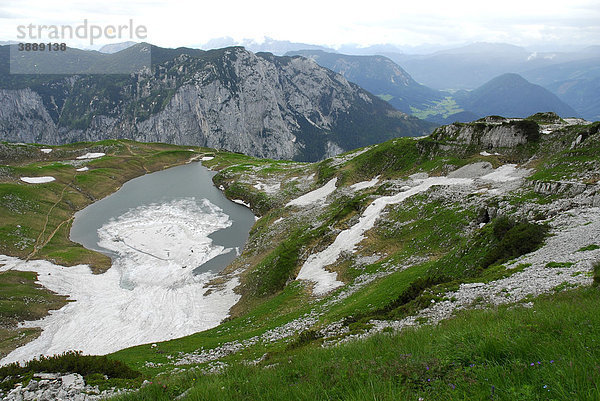 See und Schnee im Naturschutzgebiet  Landschaft am Loser Berg  Altaussee  Bad Aussee  Ausseerland  Totes Gebirge  Salzkammergut  Steiermark Alpen  Österreich  Europa