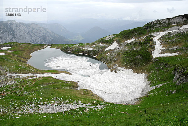 See und Schnee im Naturschutzgebiet  Landschaft am Loser Berg  Altaussee  Bad Aussee  Ausseerland  Totes Gebirge  Salzkammergut  Steiermark Alpen  Österreich  Europa