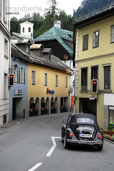 Volkswagen  VW Käfer in der Hauptstraße  Straße in Bad Aussee  Ausseerland  Totes Gebirge  Salzkammergut  Steiermark Alpen  Österreich  Europa