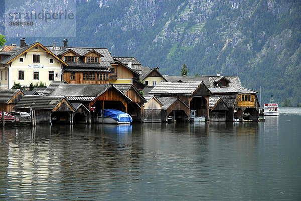Bootshäuser  Hallstatt am Hallstätter See  UNESCO-Welterbe  Salzkammergut  Alpen  Oberösterreich  Österreich  Europa