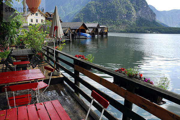 Cafe Terrasse am Hallstätter See  Hallstatt  UNESCO-Welterbe  Salzkammergut  Alpen  Oberösterreich  Österreich  Europa