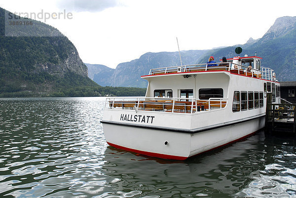 Boot am Anlegesteg  Hallstatt am Hallstätter See  UNESCO-Welterbe  Salzkammergut  Alpen  Oberösterreich  Österreich  Europa