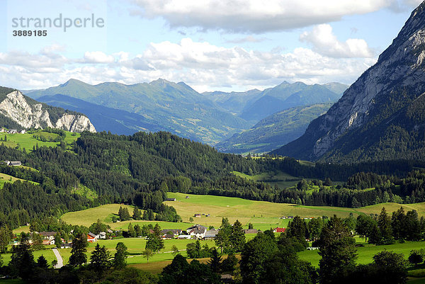Blick auf den Alpen bei Tauplitz  Landschaft um Grimming Berg  Salzkammergut  Liezen  Steiermark  Österreich  Europa