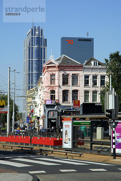 Straßenbahn Haltestelle Eendrachtsplein  dahinter der Millenium Tower und das Gebäude Delftse Poort  Rotterdam  Zuid-Holland  Süd-Holland  Niederlande  Europa